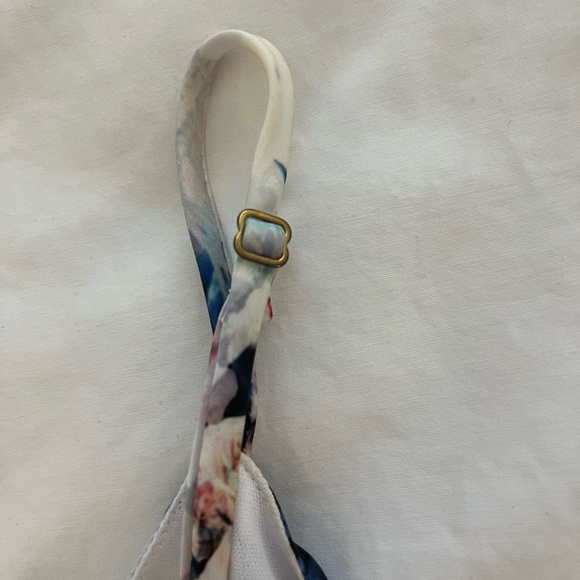 Show me your MuMu floral print size L waist band stretches. Straps adjust - Picture 12 of 13